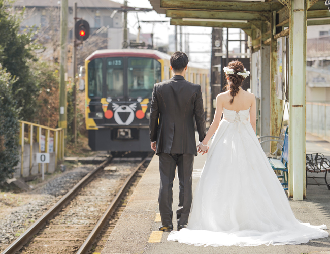 熊本店 屋外ロケ 電車と一緒に 熊本 福岡の結婚式前撮りは The Wedding Town ザ ウェディング タウン フォトウエディング専門店